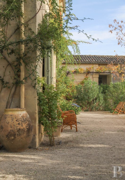 A traditional yet bold village house in the Alpes-de-Haute-Provence, to the south of Forcalquier - photo  n°2